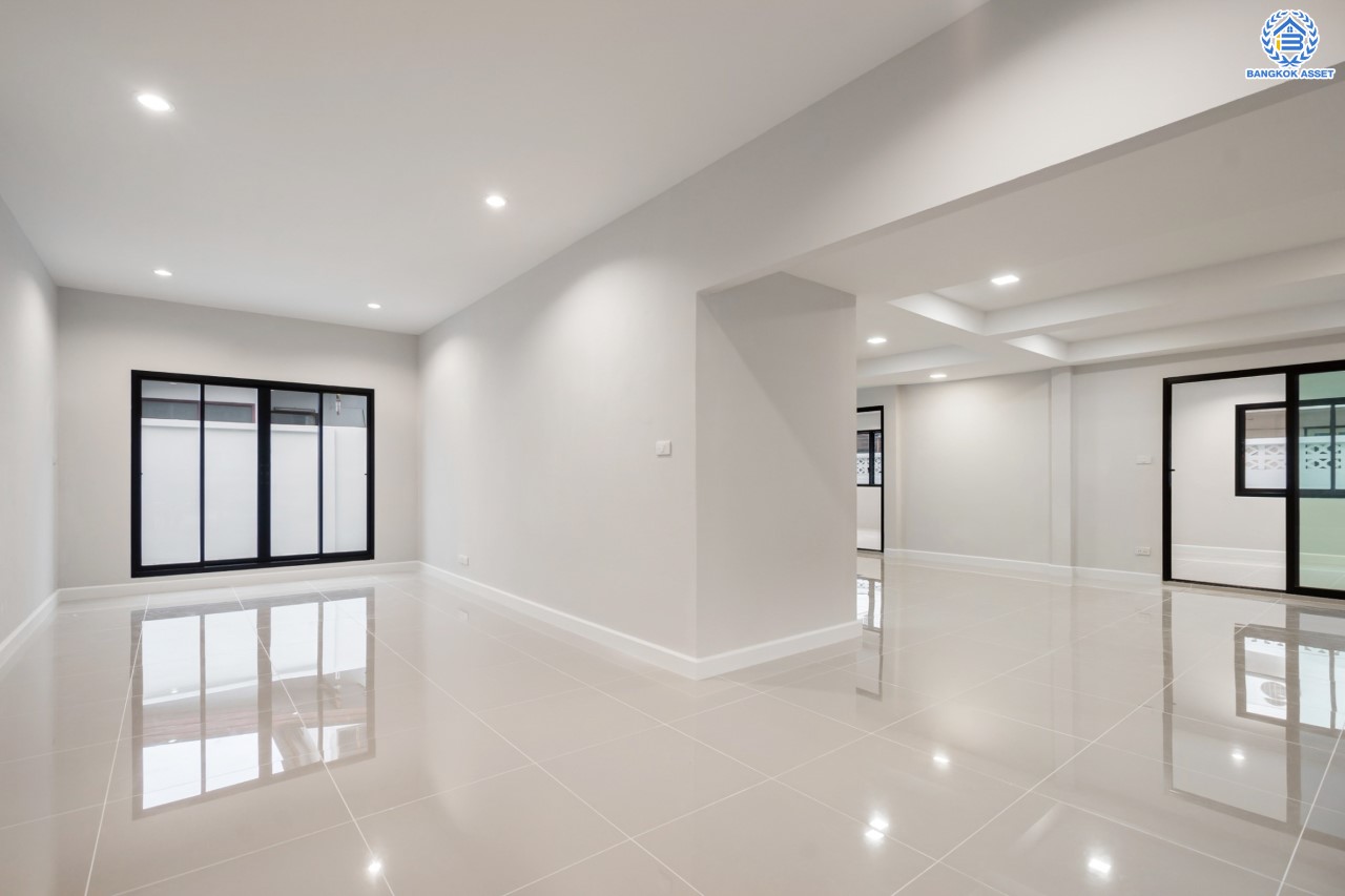 บ้านมือสองตกแต่งใหม่ ม.กฤษดานคร แจ้งวัฒนะ เนื้อที่ 63 ตร.ว. ฟังก์ชันจัดเต็ม 3 ห้องนอน 2 ห้องน้ำ 1 ห้องอเนกประสงค์ จอดรถได้ 2 คัน ดีไซน์ Classic บนทำเลศักยภาพ เชื่อมต่อหลายเส้นทาง ใกล้ทางด่วนแจ้งวัฒนะ, เซ็นทรัลแจ้งวัฒนะ และรถไฟฟ้าสายสีชมพู "สถานีแจ้งวัฒนะ-ปากเกร็ด 28"